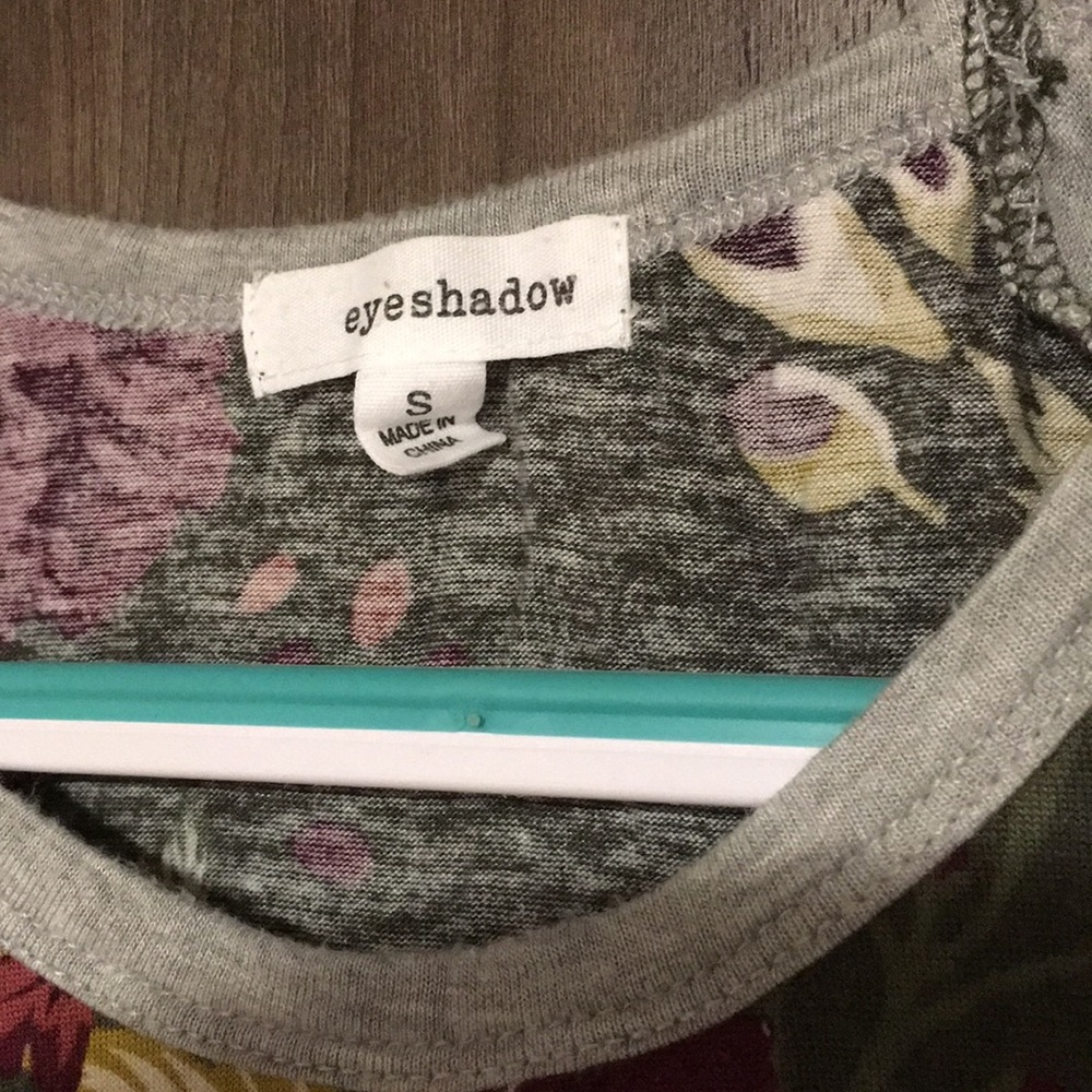 Beautiful tee! - Picture 2 of 3